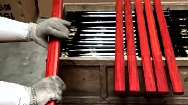 工厂工艺品批量生产,红色木棍放在高档的礼品盒中,就变成了艺术品